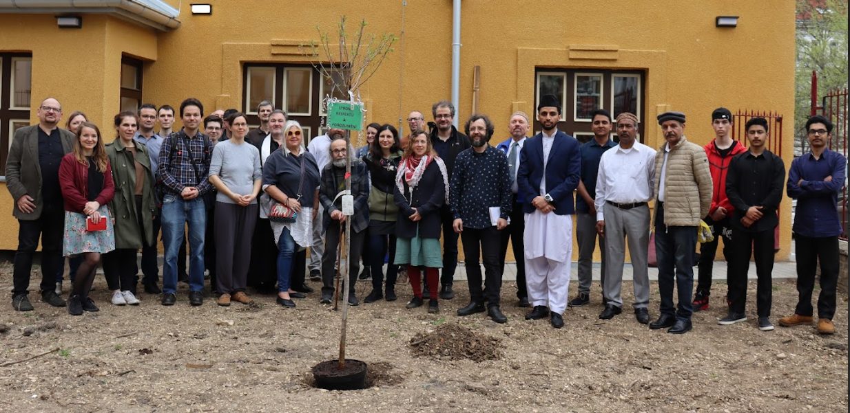 fotka lidí PJS u zasazování společného stromu